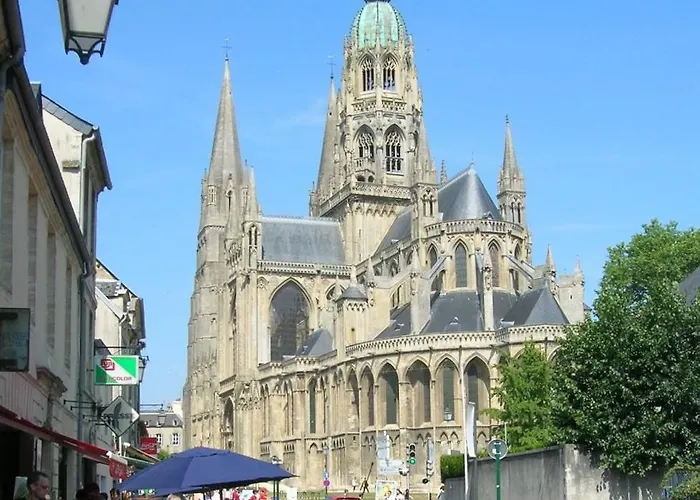 Ferienhaus Le Pressoir, Maison Au Calme, Grand Jardin, Vue Degagee Sur Les Champs, Belle Terrasse, 3 Chambres, 2 Sdb, 2 Wc, Parking Prive, 5 Kms De Bayeux Et 7 Kms Plage D'Arromanches Au Coeur Des Plages Du Debarquement