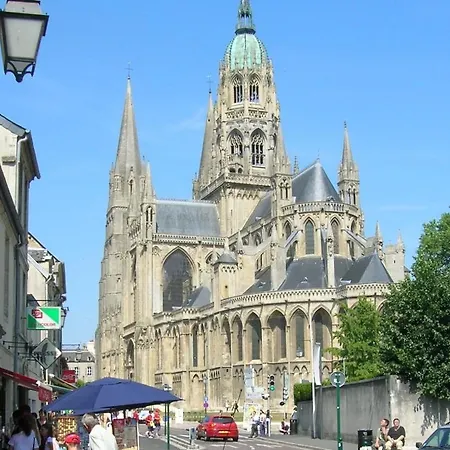 Сasa de vacaciones Le Pressoir, Maison Au Calme, Jardin, Terrasse, 3 Chambres, 2 Sdb, 2 Wc, Parking Privé, 5 Kms De Bayeux Et 7 Kms D'arromanches Au Coeur Des Plages Du Débarquement